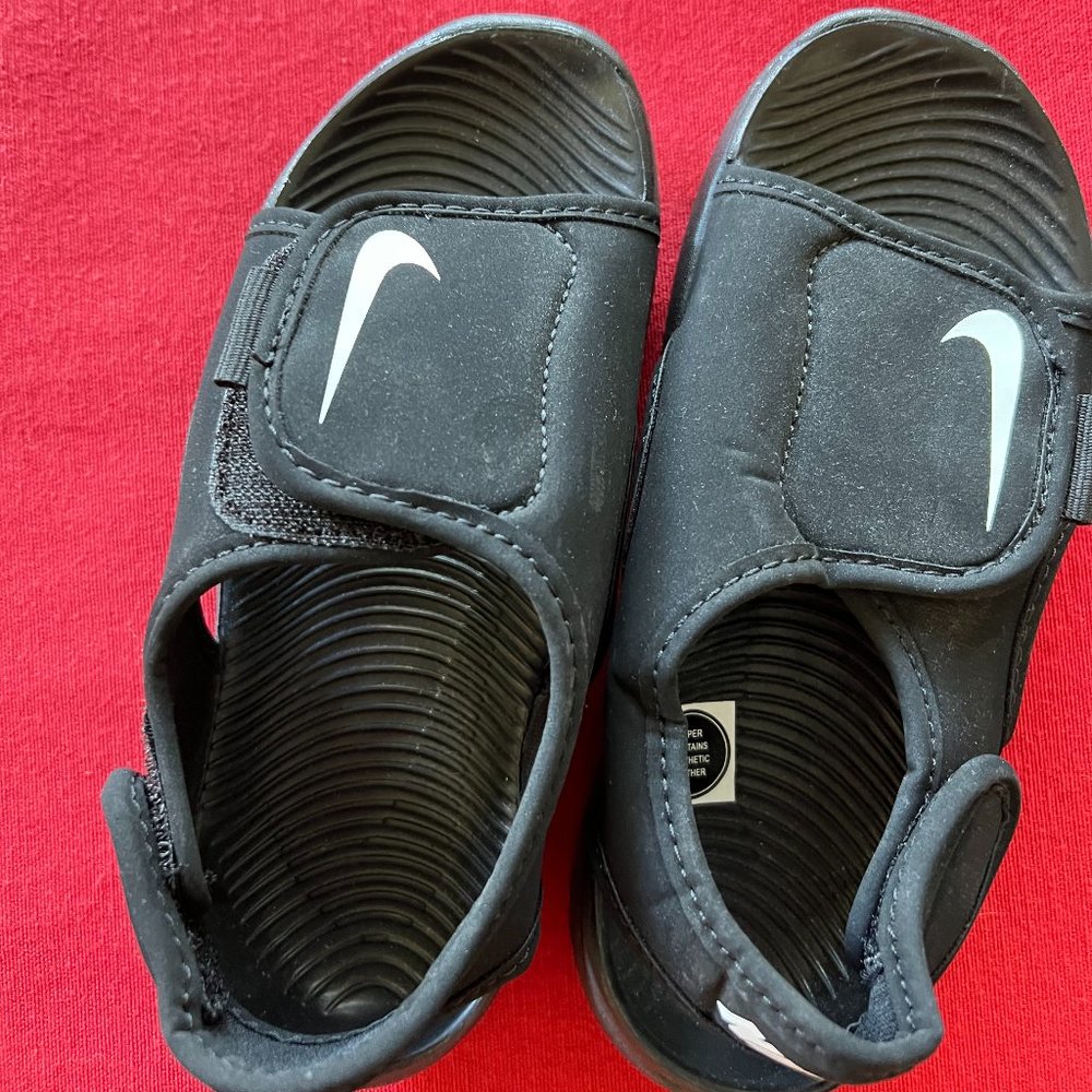 Childrens NWOT Size 10C Nike Sandals